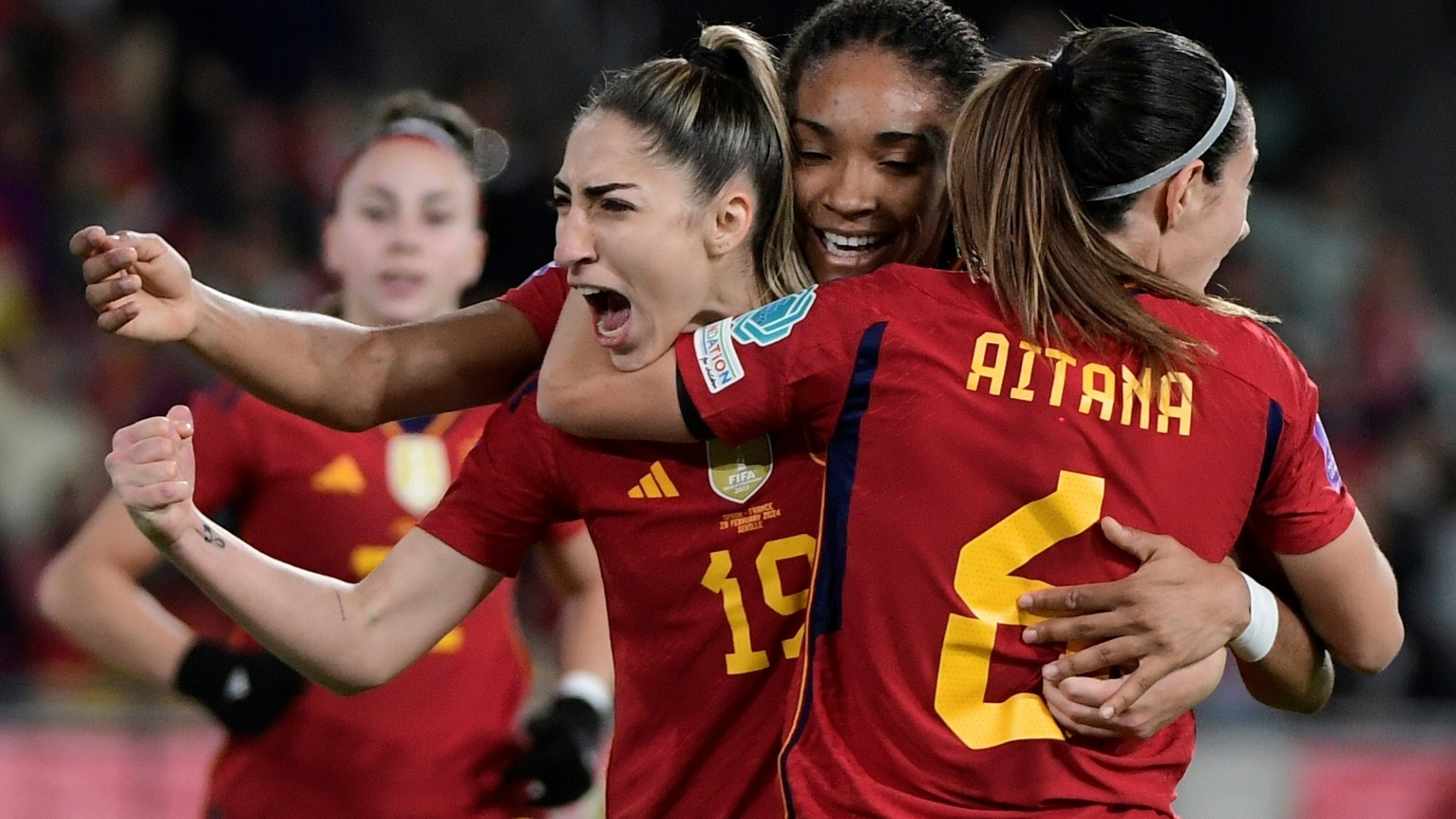 Aitana Bonmati feiert mit ihren Teamkolleginnen