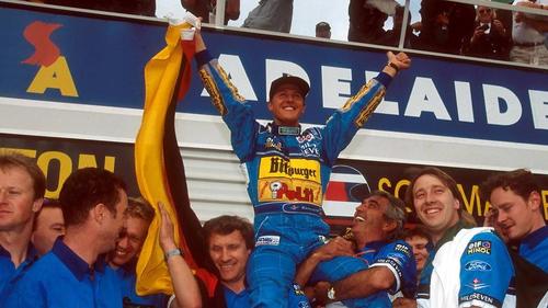 Michael Schumacher feiert seinen ersten Titelgewinn im Jahr 1994