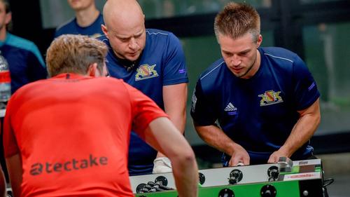 Konzentration, Technik, Taktik und gute Nerven: Darauf kommt es beim Sport Tischfußball an