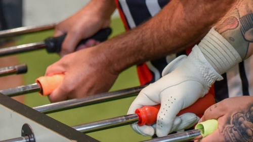 Mit Golfhandschuhen und anderen Materialien verschaffen sich Kicker-Spieler einen erlaubten Vorteil