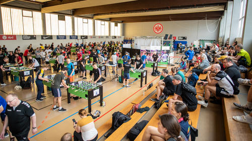 Ein Blick in die gut gefüllte Niddahalle: Auf über 60 Tischen wurden die deutschen Meister ermittelt