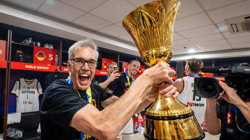 Gordon Herbert jubelt mit dem WM-Pokal