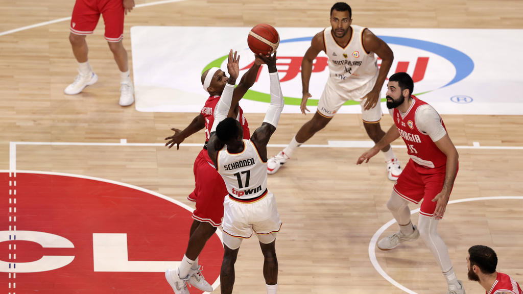 Dennis Schröder (Nr. 17) musste das Feld vorzeitg angeschlagen verlassen