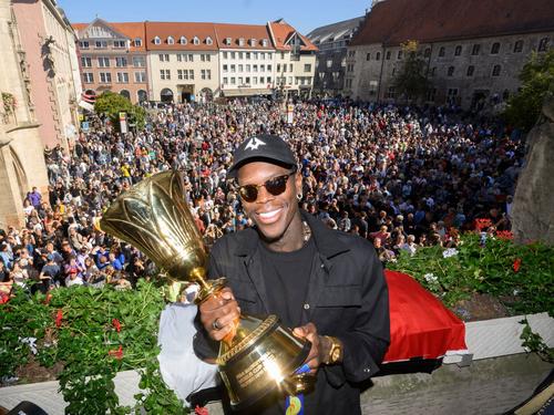 Basketball-Star Dennis Schröder mit dem WM-Pokal