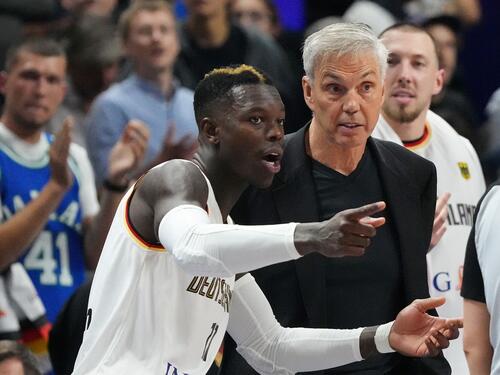 DBB-Kapitän Dennis Schröder (l) bedauert den Abschied von Coach Gordon Herbert