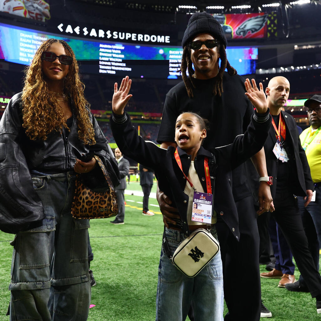 Viele Prominente waren im Stadion. Zum Beispiel Jay-Z mit seinen beiden Töchtern