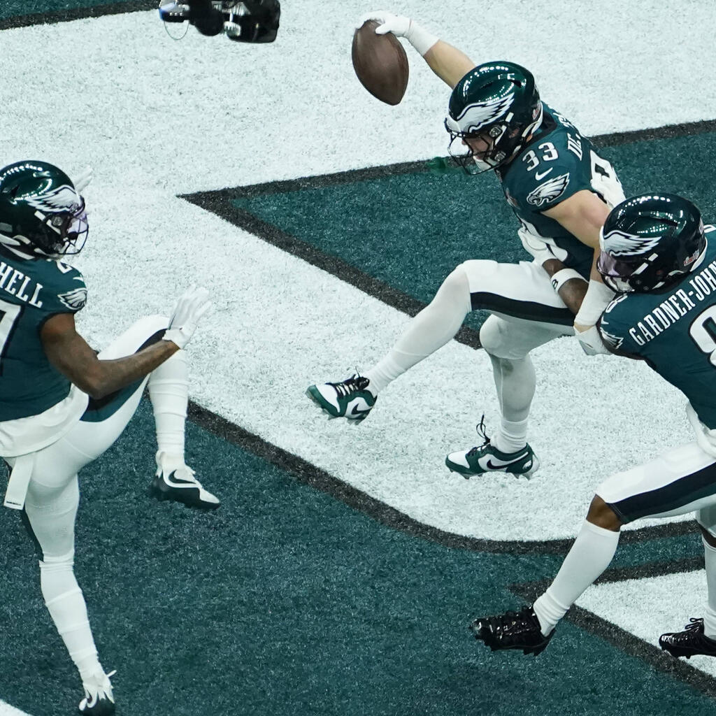 Geburtstagskind Cooper DeJean feiert seinen Pick-6.