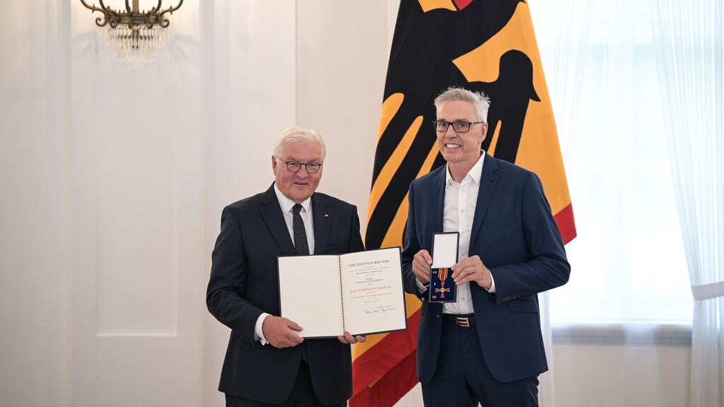 Besondere Ehrung für den Basketball-Bundestrainer Gorden Herbert durch Bundespräsident Frank-Walter Steinmeiner