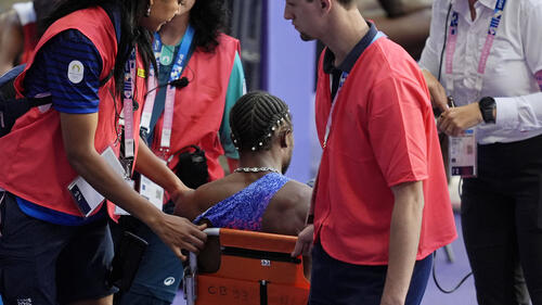 Noah Lyles wird im Rollstuhl aus dem Innenraum gebracht