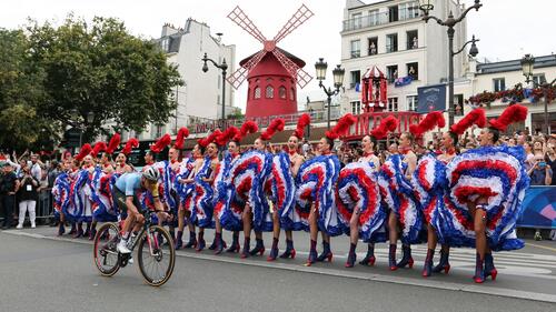 Der spätere Olympiasieger Remco Evenepoel passierte 2024 das Moulin Rouge