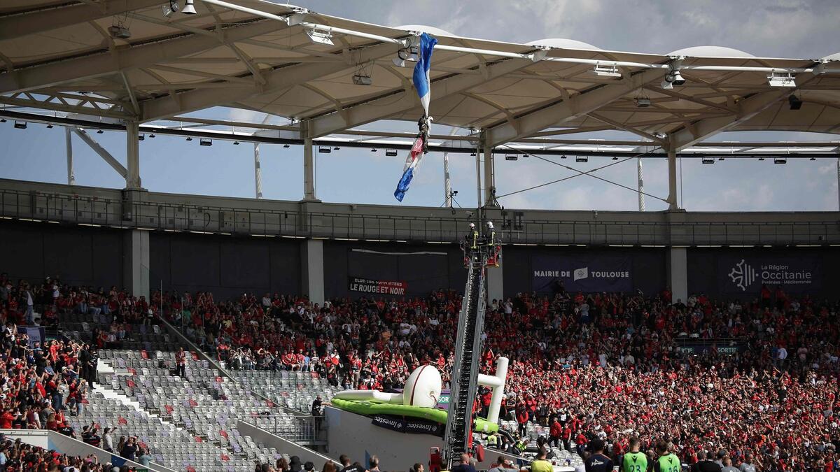 Die Feuerwehr befreite den Fallschirmspringer aus seiner Zwangslage