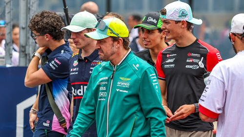 Fernando Alonsos Gesichtsausdruck spiegelt seine Leistungen in der Formel-1-Saison 2025 wider